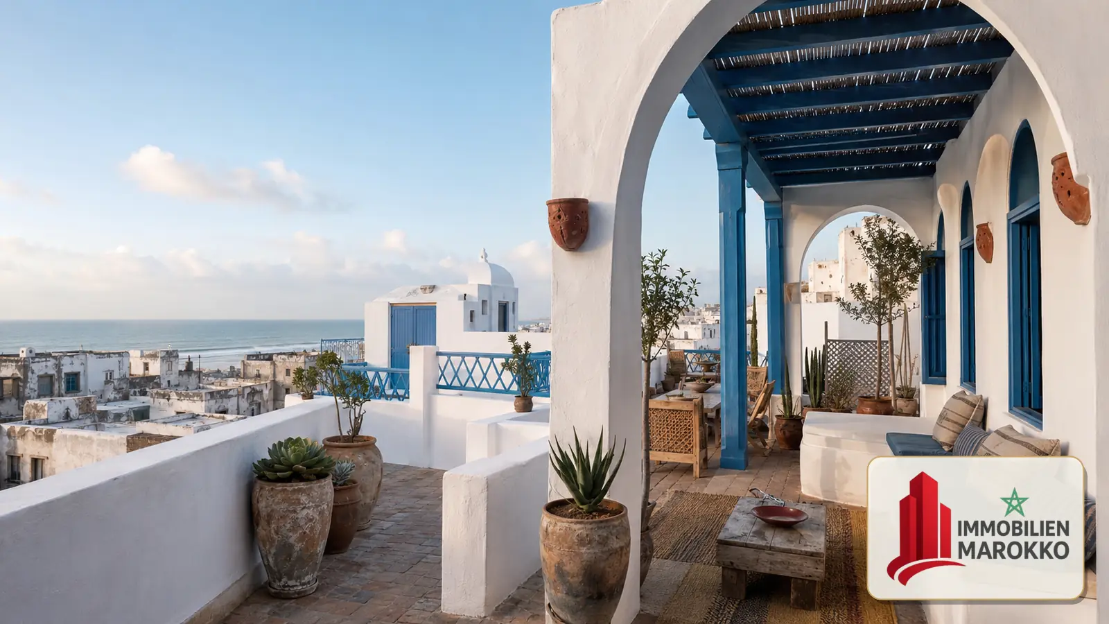 Beispielmotiv einer Dachterrasse mit Blick über Essaouira und eingeblendetem Schriftzug Immobilien Marokko