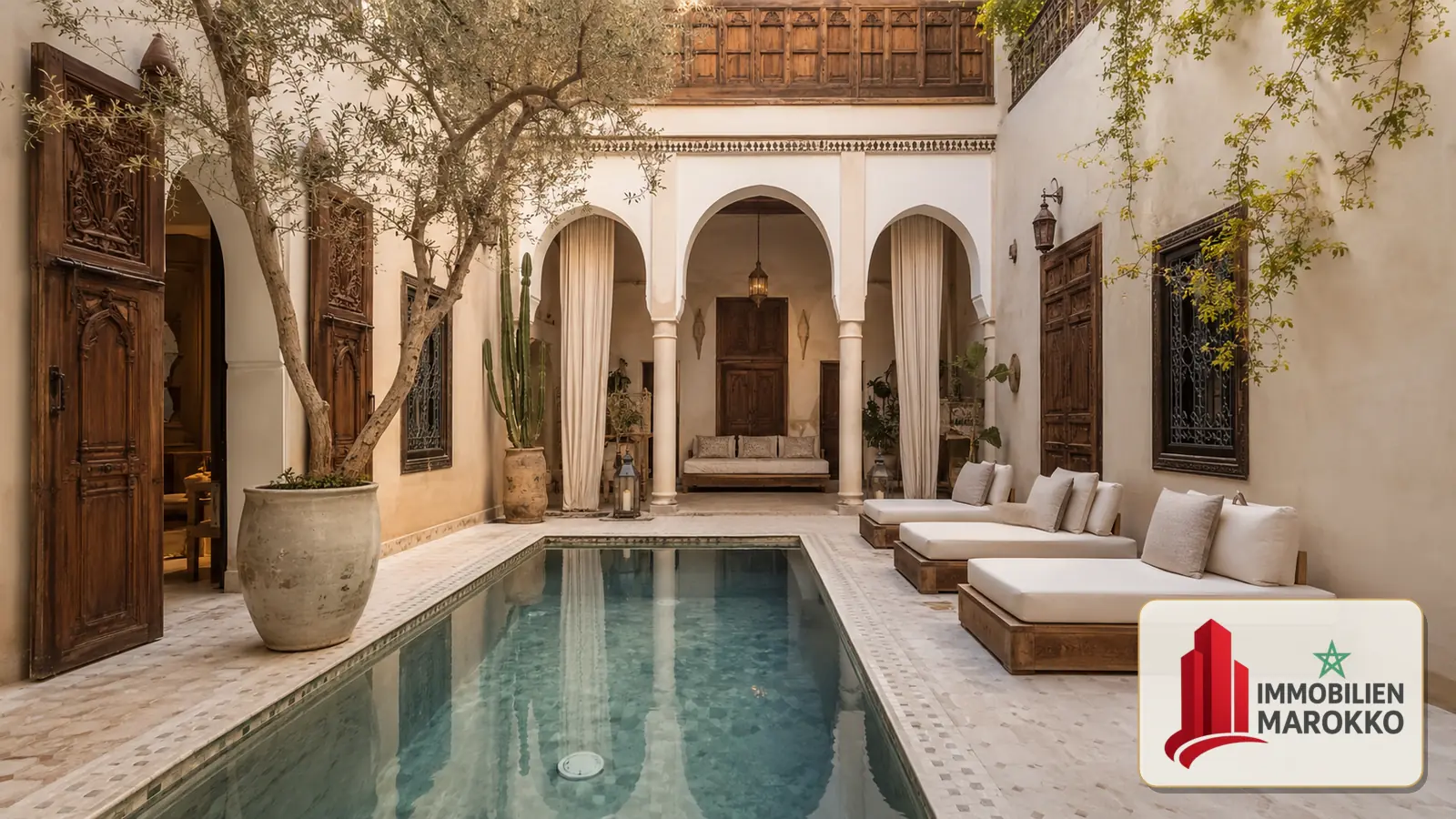 Beispielmotiv eines Riad-Innenhofs mit kleinem Becken in Marrakesch und eingeblendetem Schriftzug Immobilien Marokko
