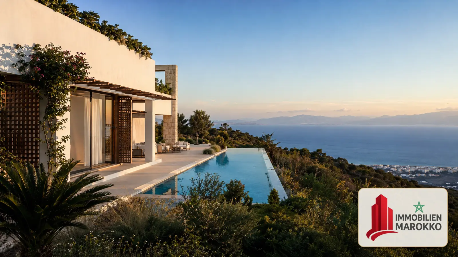Beispielmotiv eines Hauses mit Pool und Küstenblick bei Tanger sowie eingeblendetem Schriftzug Immobilien Marokko